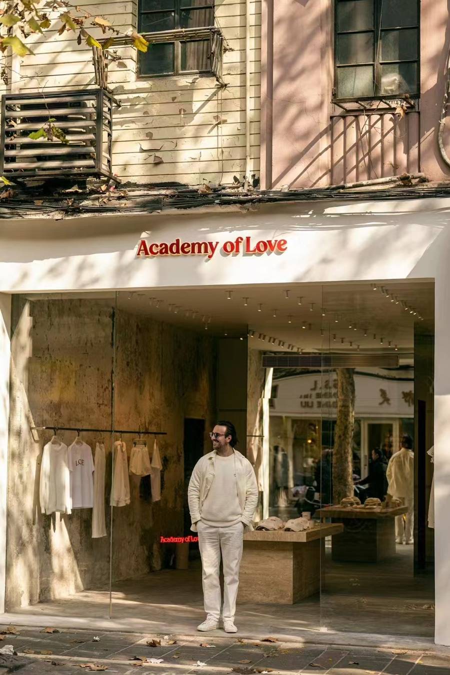 法国人在上海开店<strong></p>
<p>五星币</strong>,只卖白色衣服竟然火了丨上海滩上洋掌柜