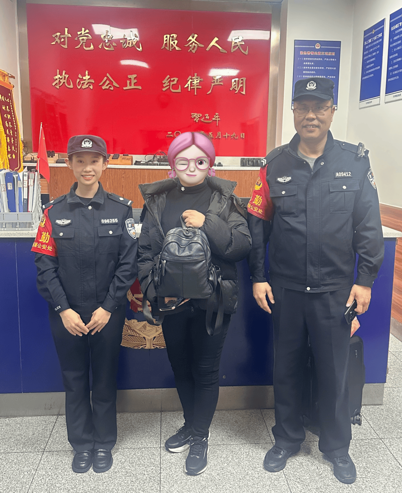 内有价值50万元财物!女乘客背包在长沙火车南站弄丢<strong></p>
<p>币鸟</strong>,民警候车室搜寻一小时物归原主