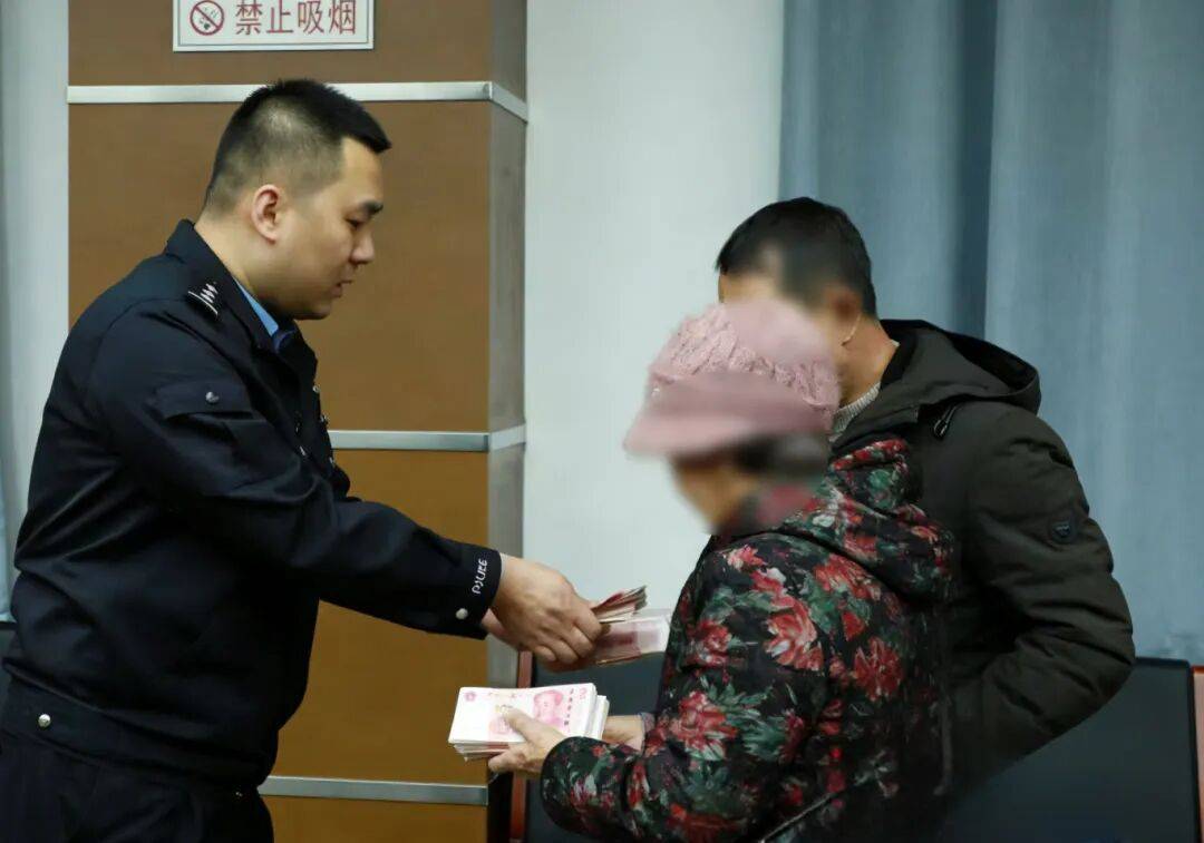 “妈<strong></p>
<p>欧罗巴币</strong>，我撞死人了，快救我！”警方18小时跨省追击“假儿子”