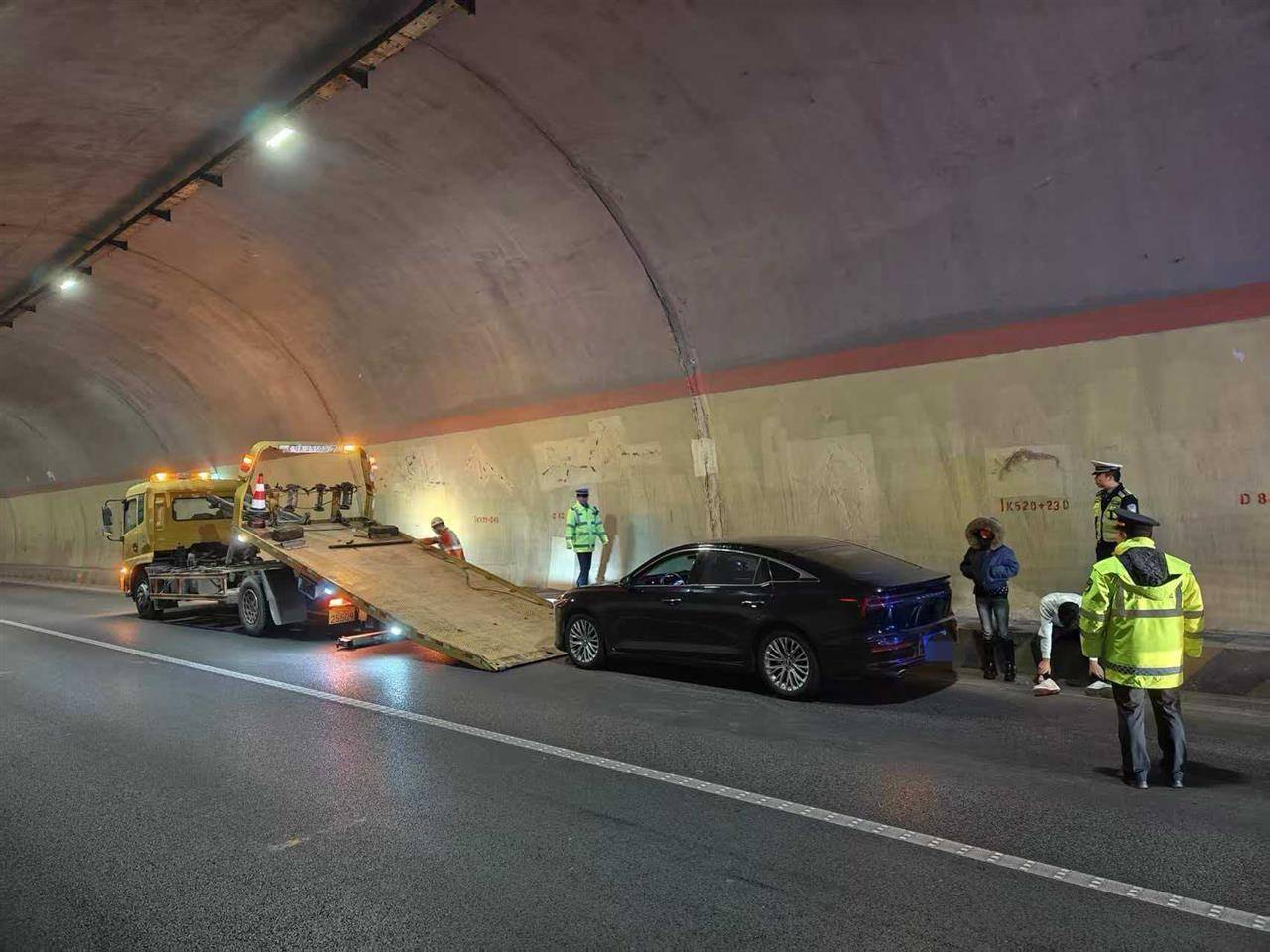 兰海高速一小车定速巡航故障刹车失灵<strong></p>
<p>欧罗巴币</strong>，时速115狂奔490公里直至燃油耗尽，交警开道、路政压阵成功化险