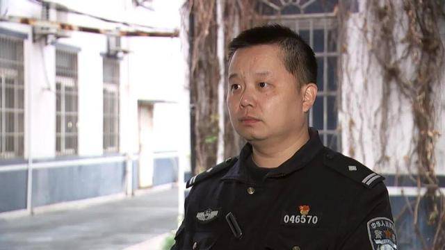 砰！浙江女子刚坐进车里<strong></p>
<p>欧罗巴币</strong>，一把菜刀砸在眼前，随后剪刀又飞来