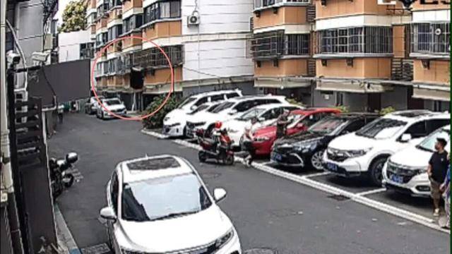 砰！浙江女子刚坐进车里<strong></p>
<p>欧罗巴币</strong>，一把菜刀砸在眼前，随后剪刀又飞来