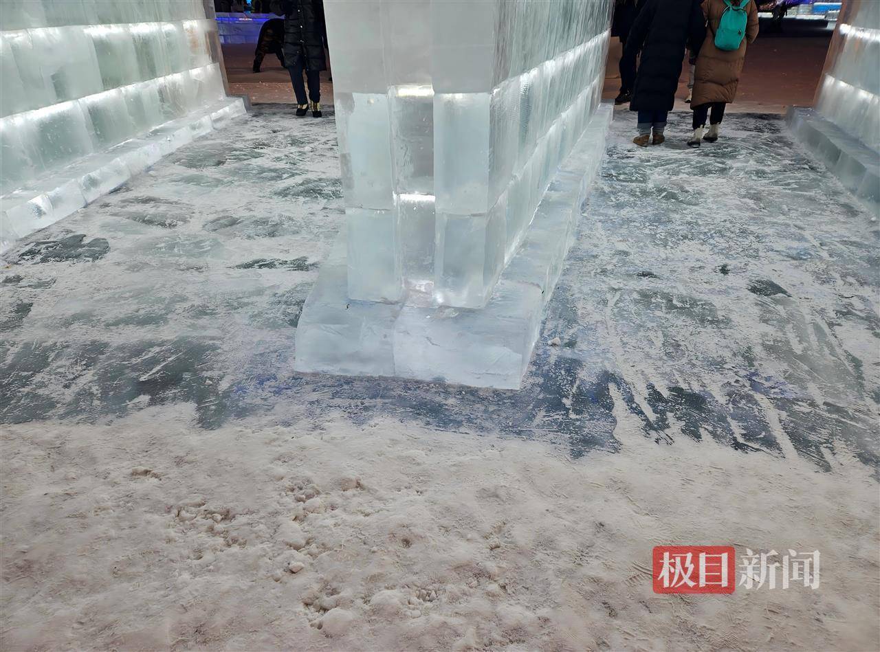 哈尔滨冰雪大世界有多宠游客：结冰路面游客易打滑<strong></p>
<p>欧罗巴币</strong>，工作人员铺棉纸解决