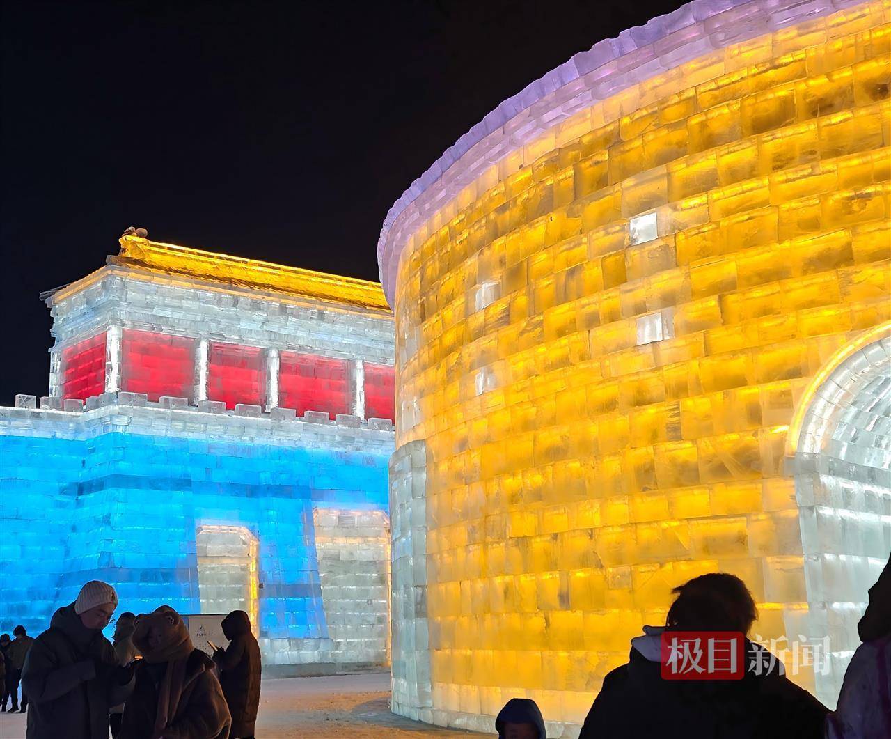 哈尔滨冰雪大世界有多宠游客：结冰路面游客易打滑<strong></p>
<p>欧罗巴币</strong>，工作人员铺棉纸解决