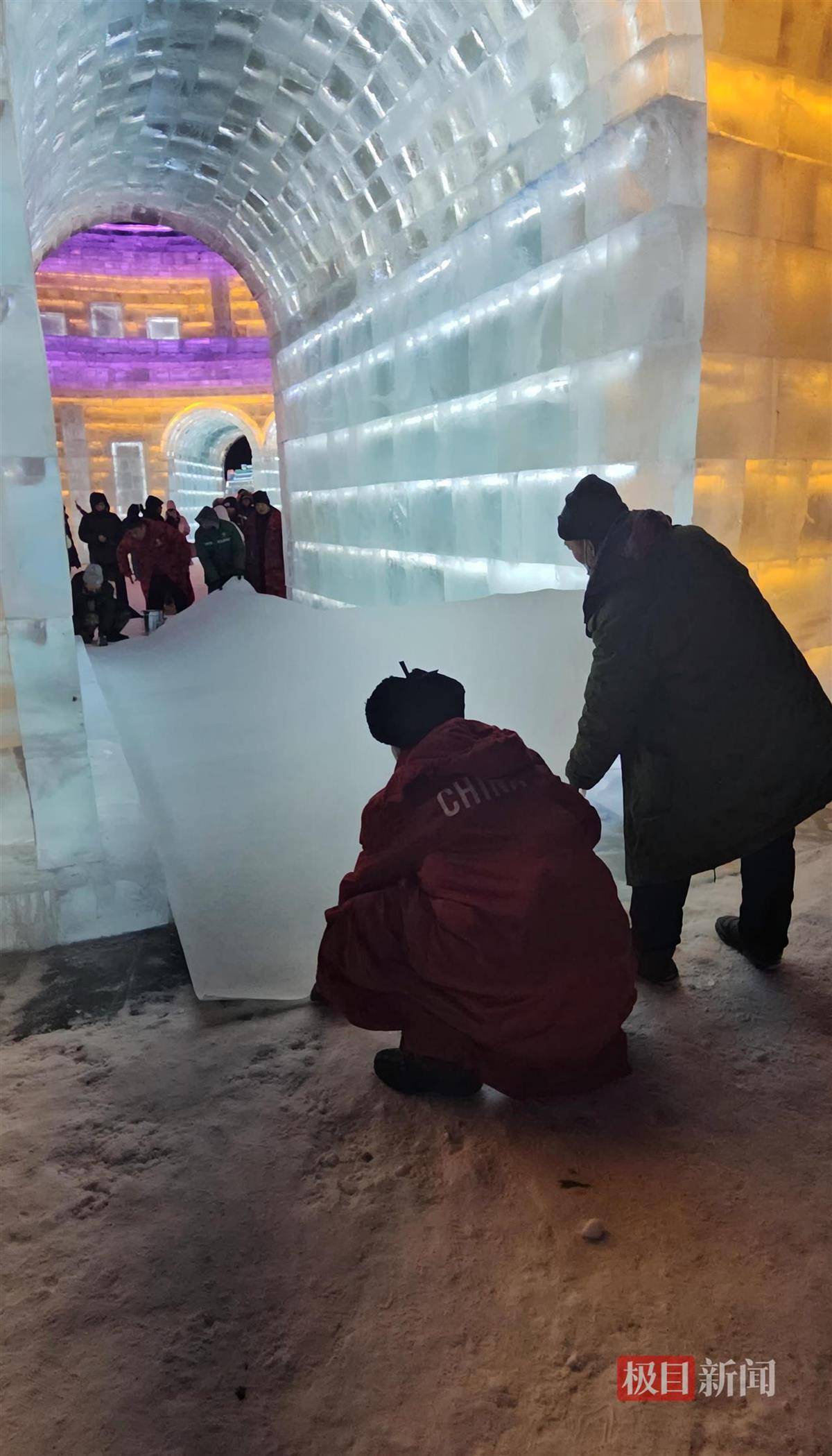 哈尔滨冰雪大世界有多宠游客：结冰路面游客易打滑<strong></p>
<p>欧罗巴币</strong>，工作人员铺棉纸解决