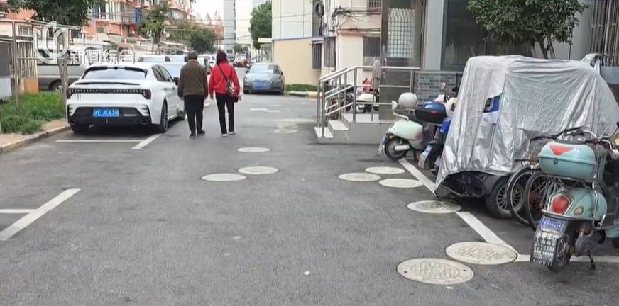 太夸张！上海人比比谁家楼下井盖多！有人家门口100个<strong></p>
<p>比德币</strong>，“走路难！到处都像贴膏药”...