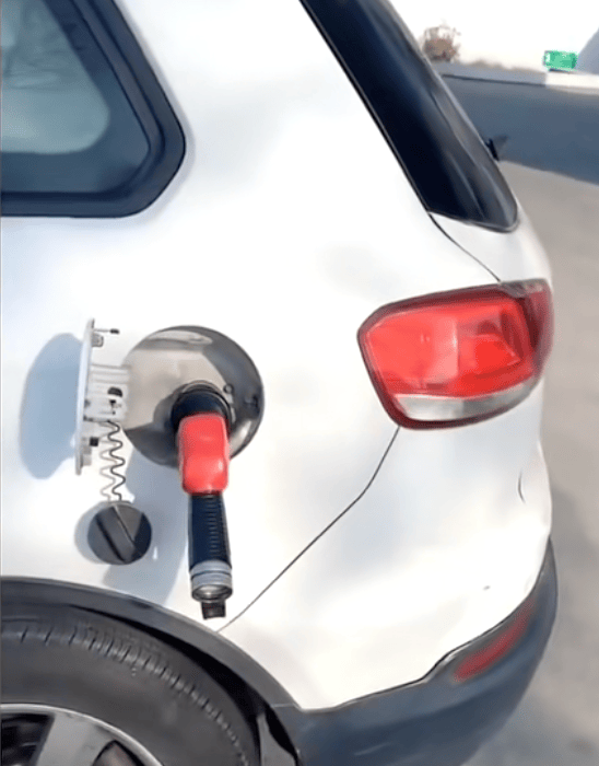 司机加完油未拔油枪驾车离开，油枪被拉断，加油站：断裂油枪已修复，未要求赔偿