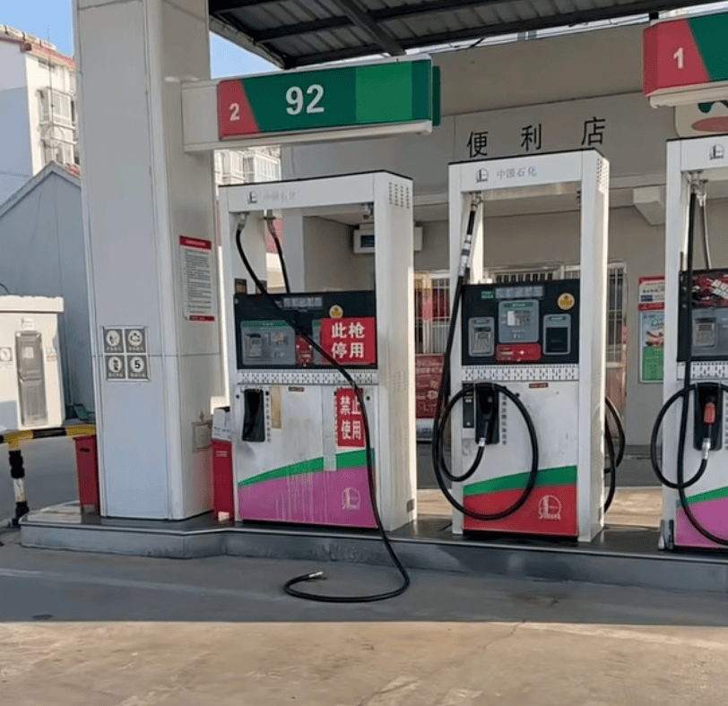 司机加完油未拔油枪驾车离开<strong></p>
<p>旺币</strong>，油枪被拉断，加油站：断裂油枪已修复，未要求赔偿