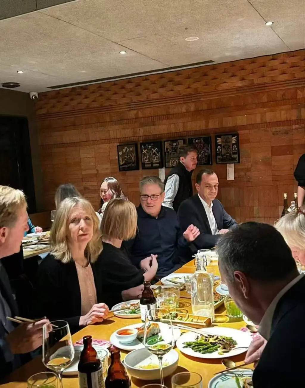 英国首相斯塔默抵达上海<strong></p>
<p>币圈徐可</strong>，在参观豫园时体验了沪上名点蝴蝶酥