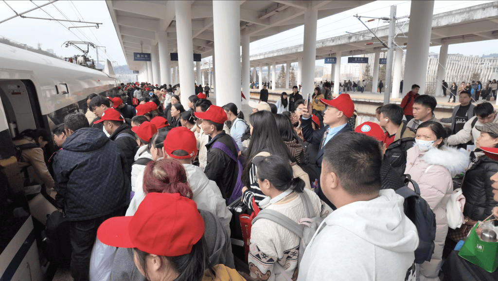 云南铁路春节假期发送旅客超350万人次<strong></p>
<p>虎币</strong>，大年初七最高达53.9万人次