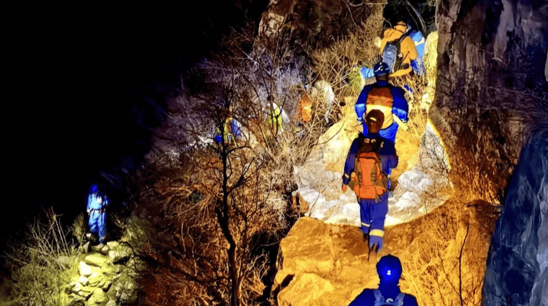 4名博士生在京爬野山迷路，都是徒步新手，只带了一部照明装备……18名蓝天队员救援3个多小时