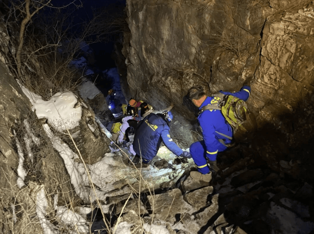 4名博士生在京爬野山迷路<strong></p>
<p>渴望币</strong>，都是徒步新手，只带了一部照明装备……18名蓝天队员救援3个多小时