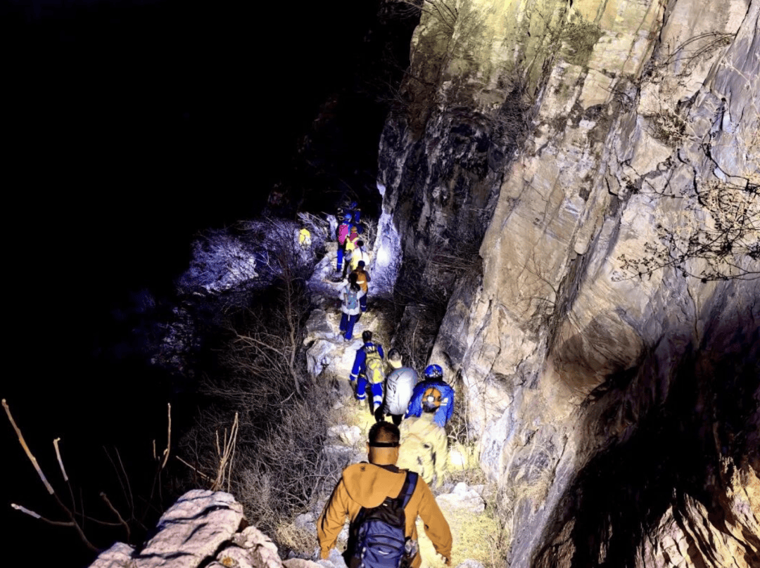 4名博士生在京爬野山迷路<strong></p>
<p>渴望币</strong>，都是徒步新手，只带了一部照明装备……18名蓝天队员救援3个多小时