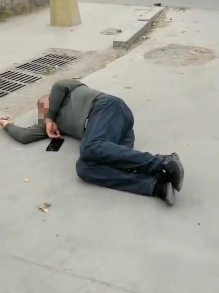 山东曹县一男子称参加喜宴遭人殴打,打人者是城管队员,当事人说没动手